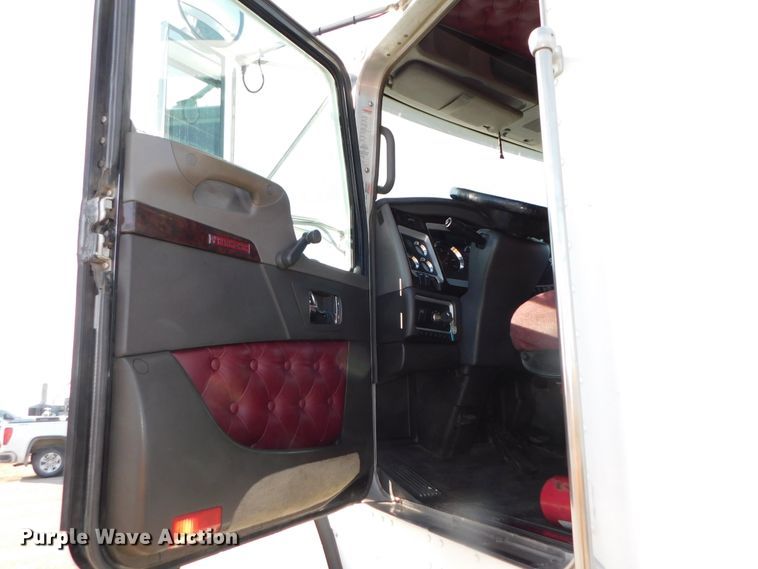 image for item DJ5932 2013 Kenworth T800  semi truck