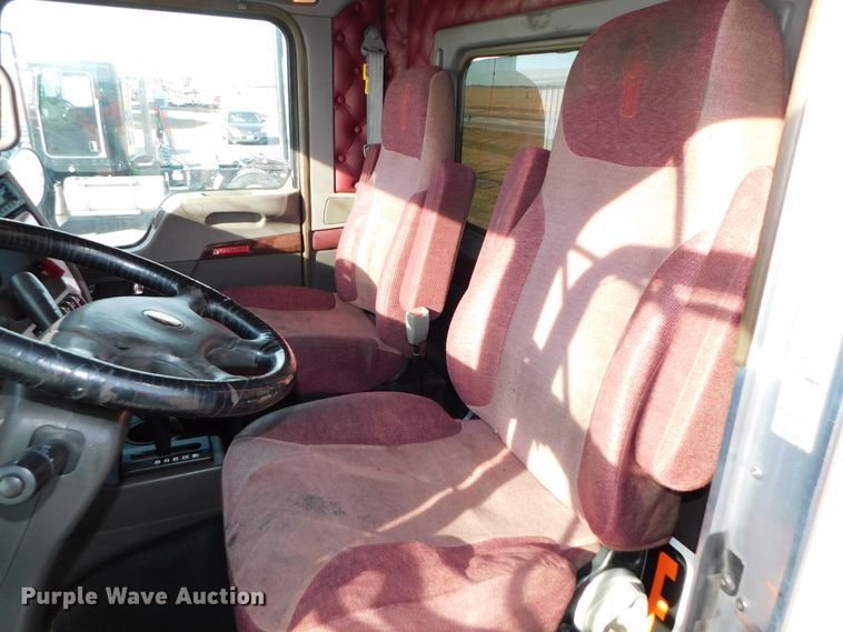 image for item DJ5932 2013 Kenworth T800  semi truck