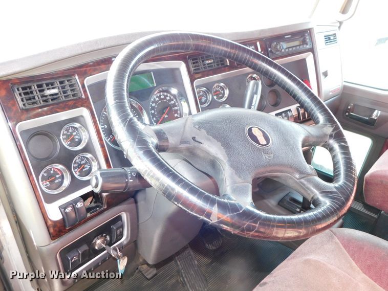 image for item DJ5932 2013 Kenworth T800  semi truck