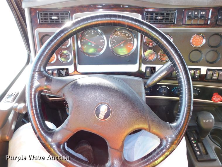 image for item DJ5932 2013 Kenworth T800  semi truck