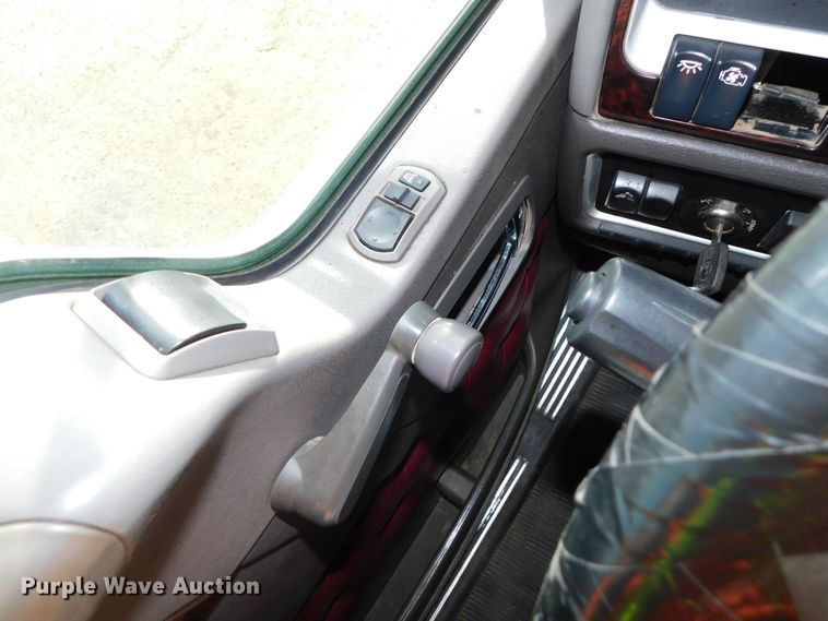 image for item DJ5932 2013 Kenworth T800  semi truck