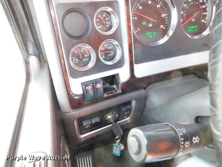 image for item DJ5932 2013 Kenworth T800  semi truck