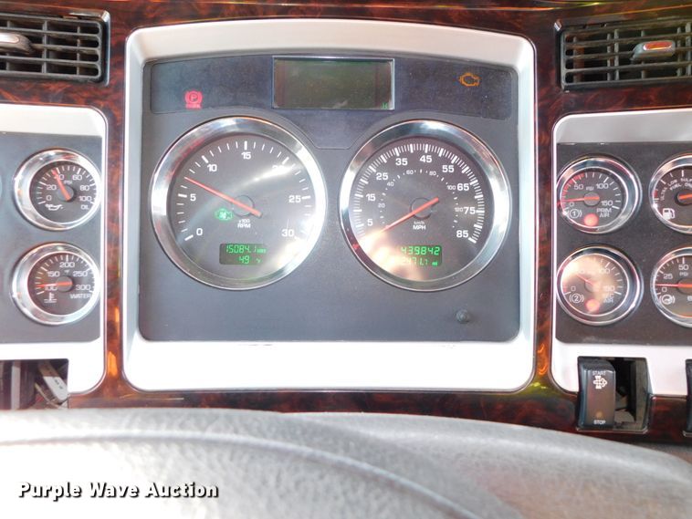 image for item DJ5932 2013 Kenworth T800  semi truck