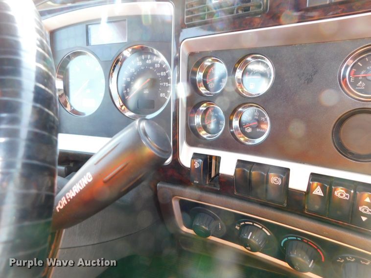 image for item DJ5932 2013 Kenworth T800  semi truck