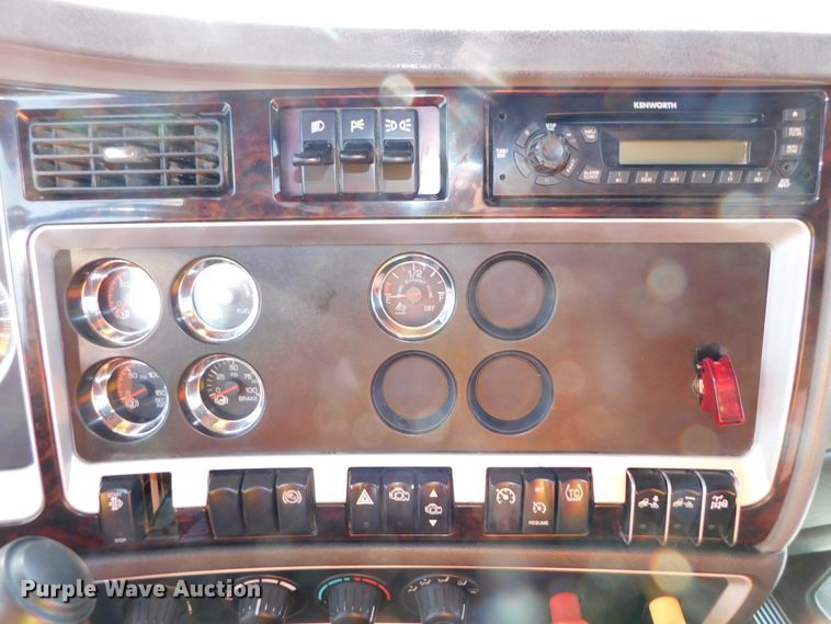 image for item DJ5932 2013 Kenworth T800  semi truck