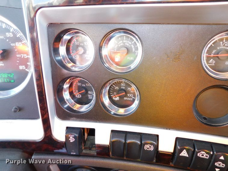 image for item DJ5932 2013 Kenworth T800  semi truck