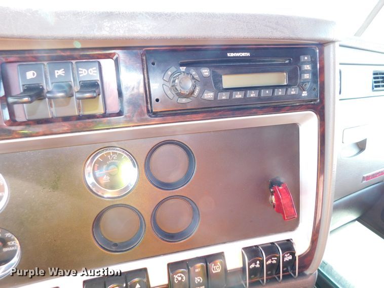 image for item DJ5932 2013 Kenworth T800  semi truck