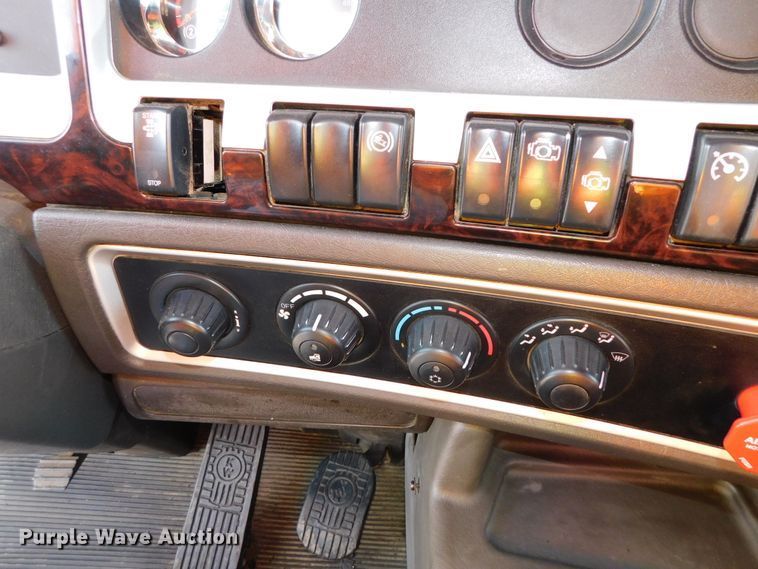 image for item DJ5932 2013 Kenworth T800  semi truck