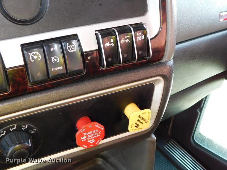 image for item DJ5932 2013 Kenworth T800  semi truck