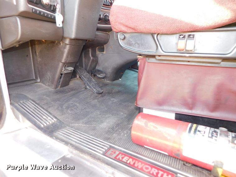 image for item DJ5932 2013 Kenworth T800  semi truck