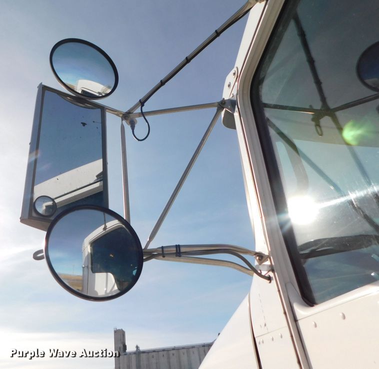 image for item DJ5932 2013 Kenworth T800  semi truck