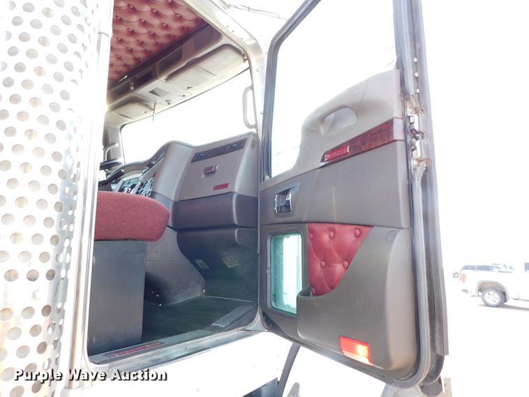 image for item DJ5932 2013 Kenworth T800  semi truck