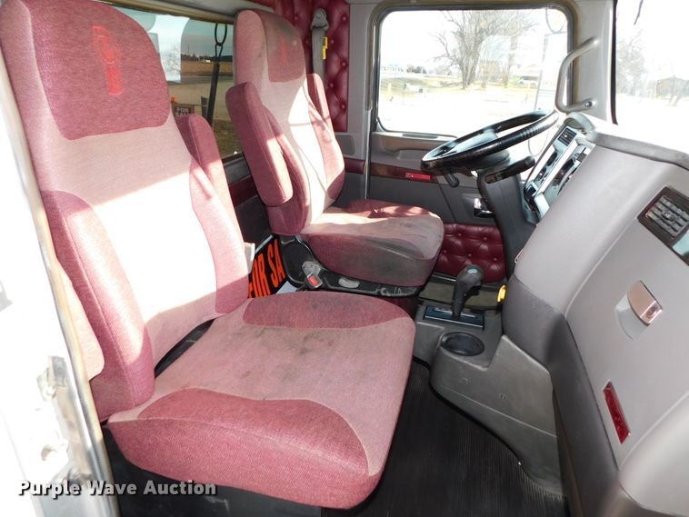 image for item DJ5932 2013 Kenworth T800  semi truck