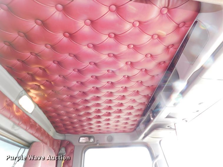 image for item DJ5932 2013 Kenworth T800  semi truck