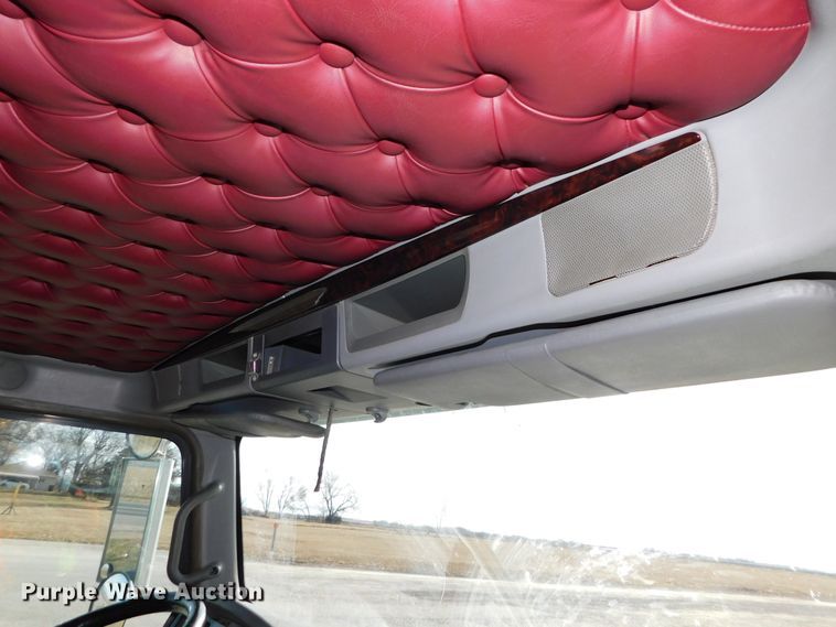 image for item DJ5932 2013 Kenworth T800  semi truck