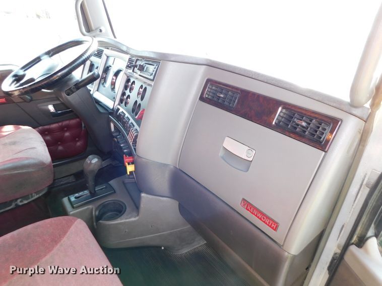 image for item DJ5932 2013 Kenworth T800  semi truck