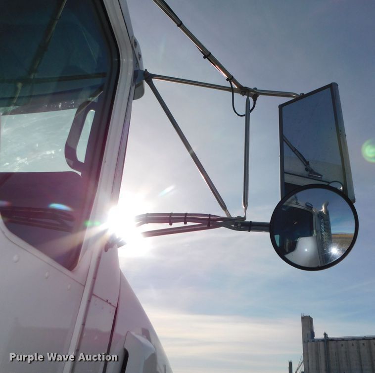 image for item DJ5932 2013 Kenworth T800  semi truck