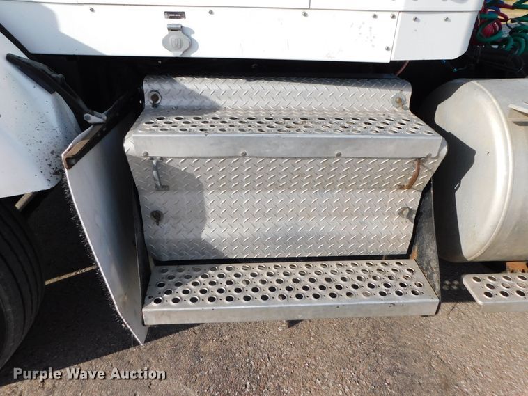 image for item DJ5932 2013 Kenworth T800  semi truck