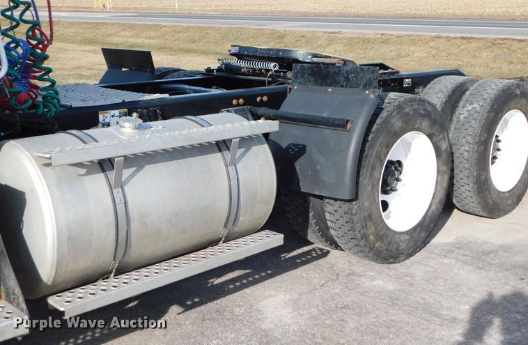 image for item DJ5932 2013 Kenworth T800  semi truck