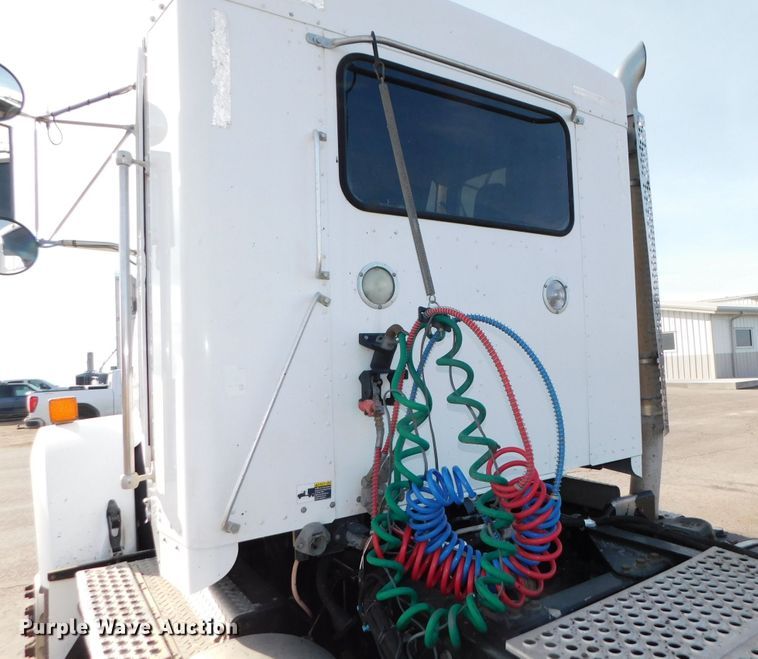 image for item DJ5932 2013 Kenworth T800  semi truck