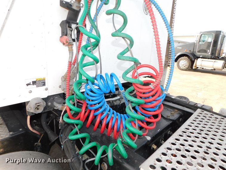 image for item DJ5932 2013 Kenworth T800  semi truck