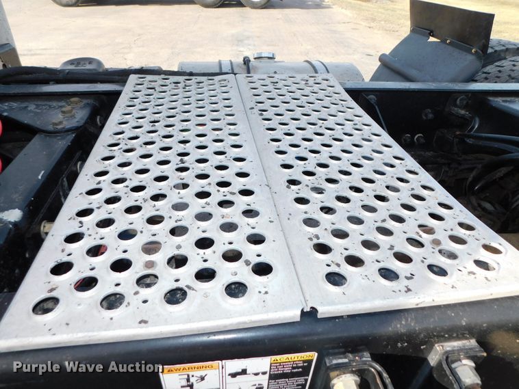 image for item DJ5932 2013 Kenworth T800  semi truck