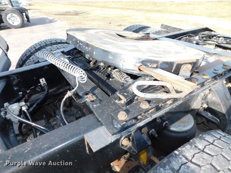 image for item DJ5932 2013 Kenworth T800  semi truck