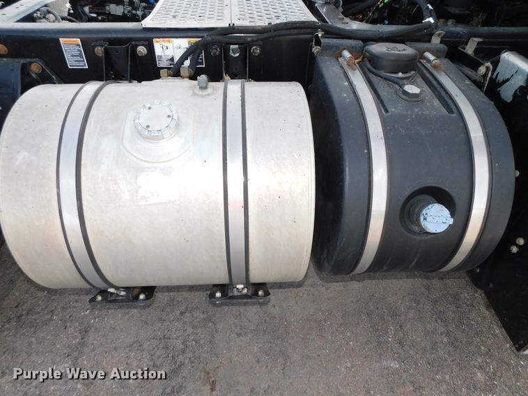 image for item DJ5932 2013 Kenworth T800  semi truck