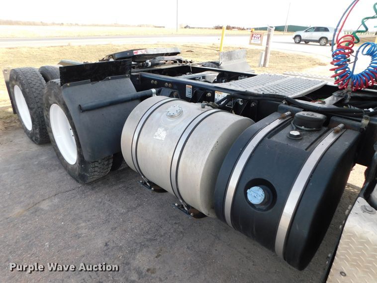 image for item DJ5932 2013 Kenworth T800  semi truck