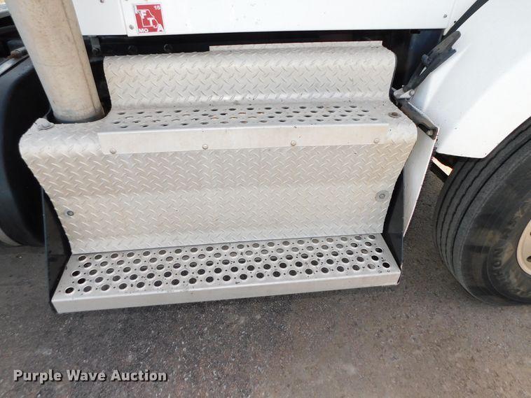 image for item DJ5932 2013 Kenworth T800  semi truck