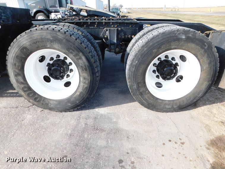 image for item DJ5932 2013 Kenworth T800  semi truck