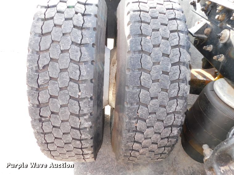 image for item DJ5932 2013 Kenworth T800  semi truck