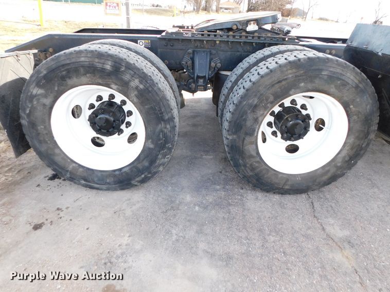 image for item DJ5932 2013 Kenworth T800  semi truck