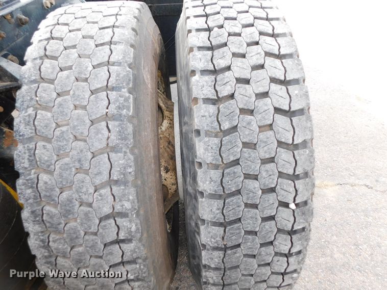 image for item DJ5932 2013 Kenworth T800  semi truck