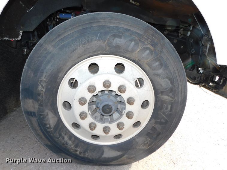 image for item DJ5932 2013 Kenworth T800  semi truck