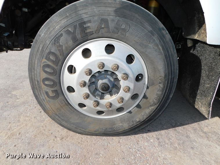 image for item DJ5932 2013 Kenworth T800  semi truck