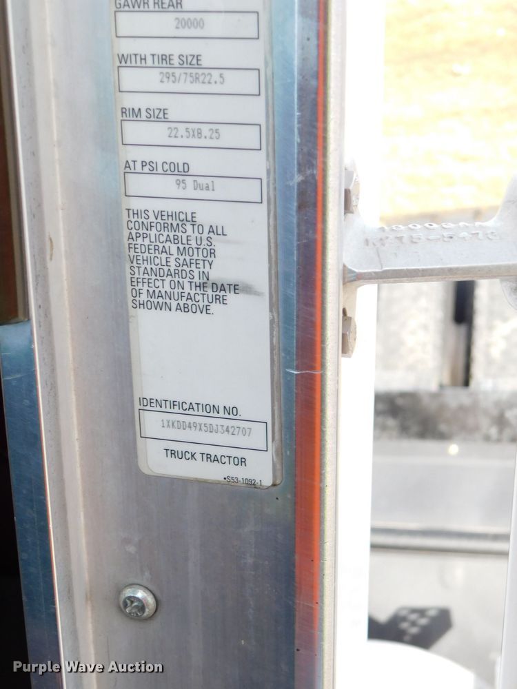 image for item DJ5932 2013 Kenworth T800  semi truck