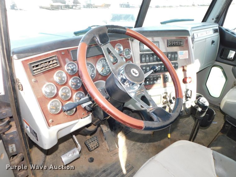 image for item DJ5934 2012 Western Star 4900SB  semi truck