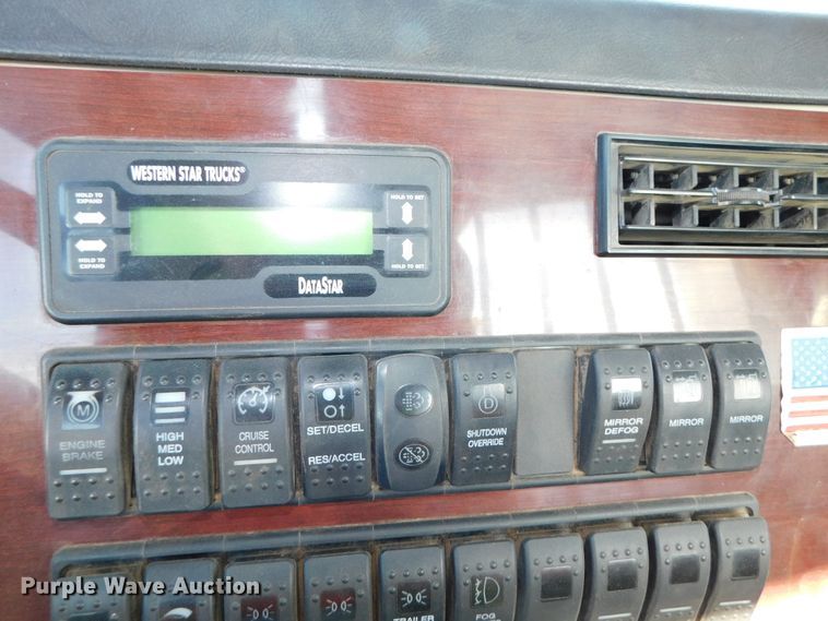 image for item DJ5934 2012 Western Star 4900SB  semi truck