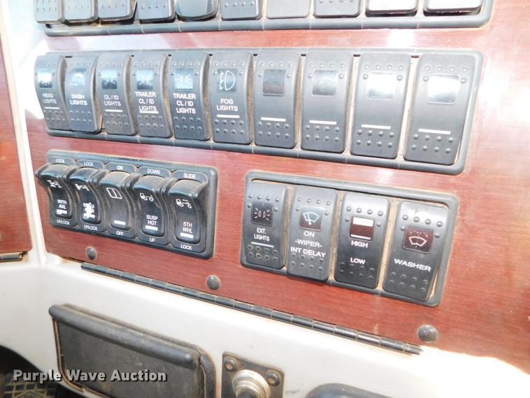 image for item DJ5934 2012 Western Star 4900SB  semi truck