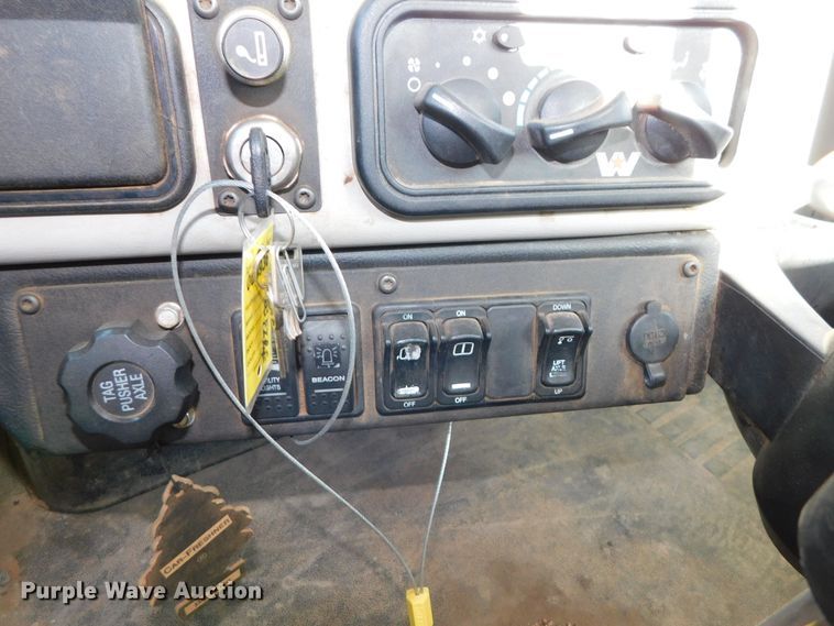 image for item DJ5934 2012 Western Star 4900SB  semi truck