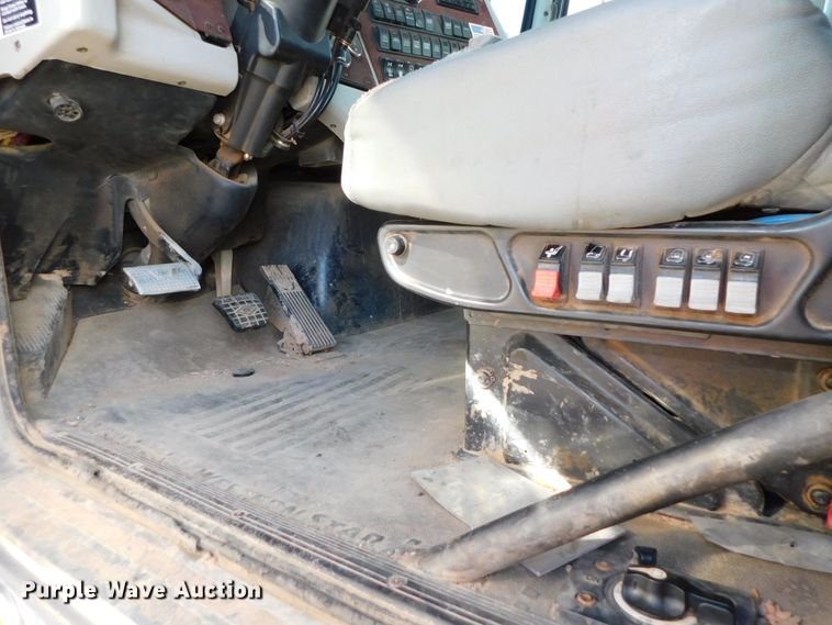 image for item DJ5934 2012 Western Star 4900SB  semi truck