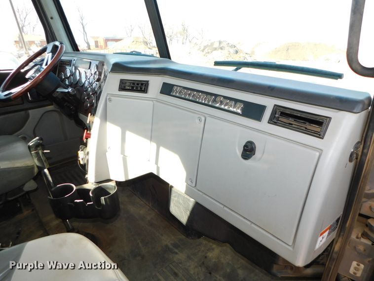 image for item DJ5934 2012 Western Star 4900SB  semi truck