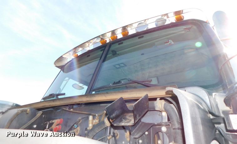 image for item DJ5934 2012 Western Star 4900SB  semi truck