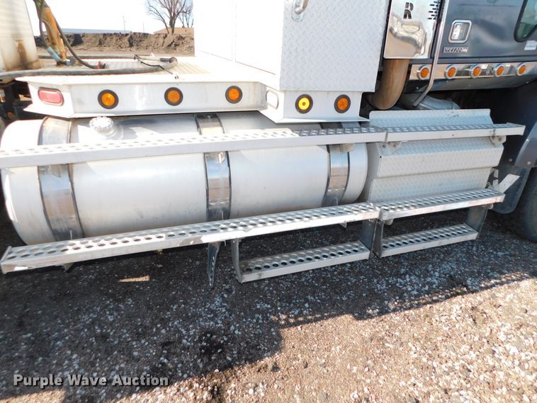 image for item DJ5934 2012 Western Star 4900SB  semi truck