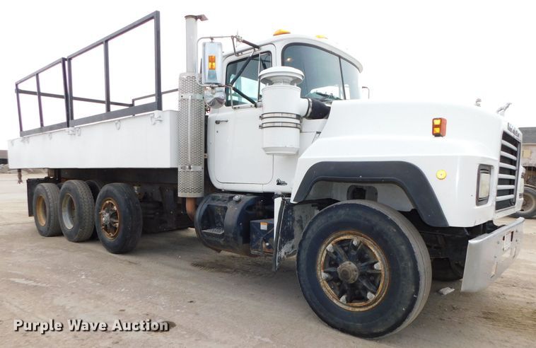 image for item DJ5935 1995 Mack RD690S  water truck