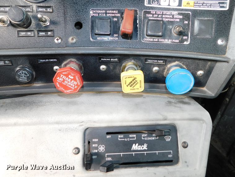 image for item DJ5935 1995 Mack RD690S  water truck