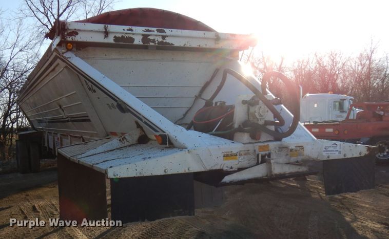 image for item DJ6053 2001 Red River live bottom trailer