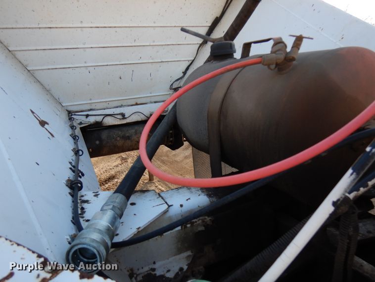 image for item DJ6053 2001 Red River live bottom trailer