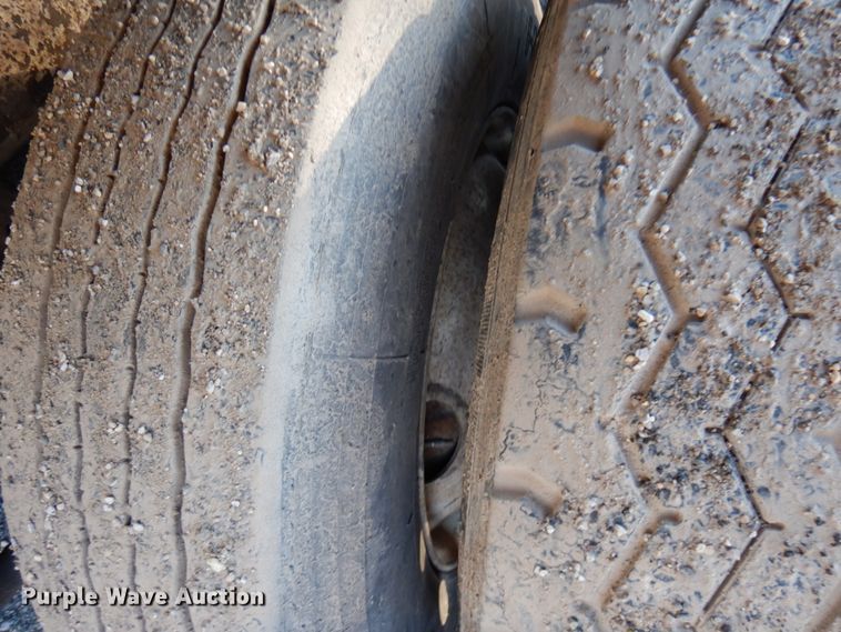 image for item DJ6053 2001 Red River live bottom trailer